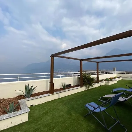 Penthouse With Big Terrace In With Pool Lägenhet Valbrona